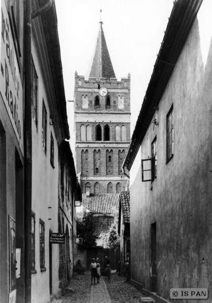 Friedland,Ev. Kirche - Blick auf den Kirchtum von Süden von einer Gasse hinter den ehemaligen Wehrmauern