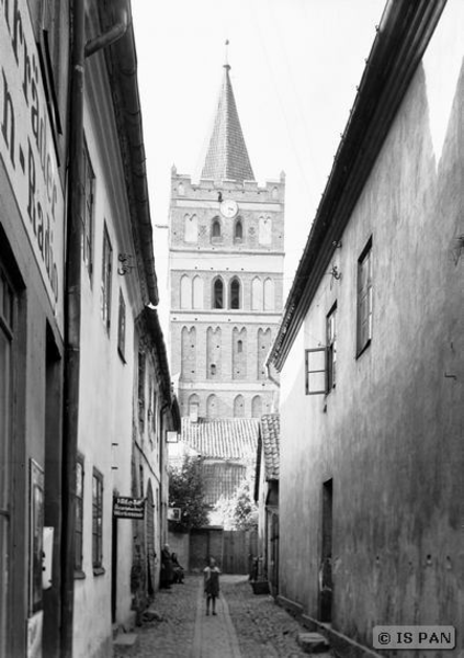 Friedland, Ev. Kirche - Blick auf den Kirchtum von Süden von einer Gasse hinter den ehemaligen Wehrmauern