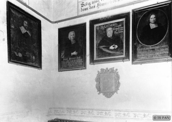 Friedland,Ev. Kirche - Pfarrerbildnisse in der Nordostecke des Nordschiffs