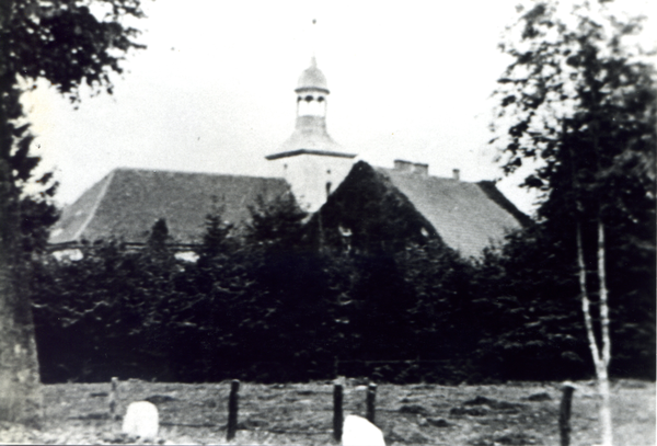 Borchersdorf Kr. Samland, Ev. Kirche mit der Lehrerwohnung im Vordergrund