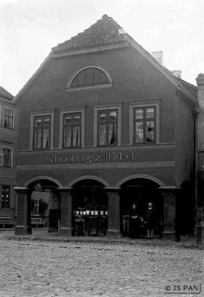 Friedland, Laubenhaus mit Hotel Maeding in der östlichen Straßenfront des Marktes