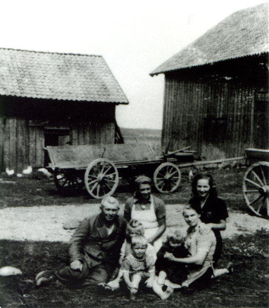 Weißenstein, Hof von Fritz Kraus mit Familie. Im Hintergrund, Schuppen und Stall