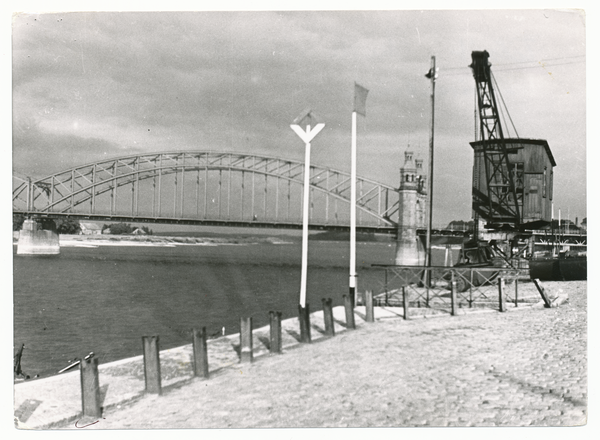 Tilsit, Stadt, Kai-Anlagen mit Kran an der Memelstr., Blick zur Luisen-Brücke