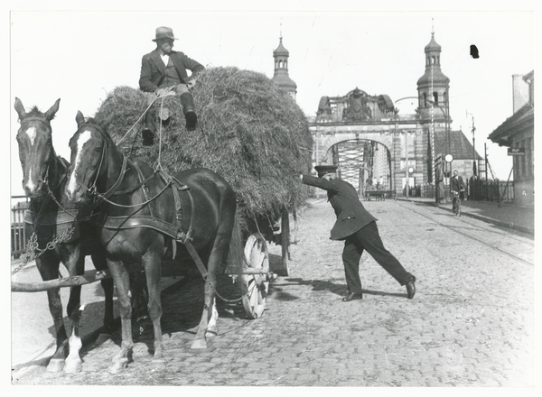 Tilsit, Stadt, Königin-Luise-Brücke, Zollkontrolle eines Heuwagens