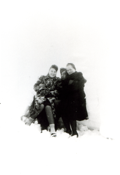 Weißenstein, auf den Hof vonSorges, Elli Lange ,Maria Bittner und ein österreichischer Soldat.