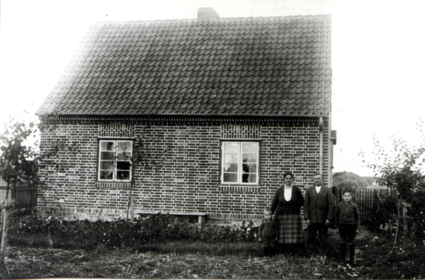 Weißenstein, Nebenerwerbssiedlerhaus Familie Penath, die Eltern mit den Söhnen Werner und Alfred.