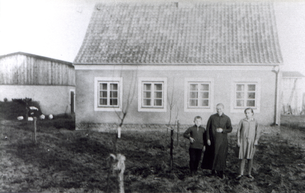 Weißenstein, Vollerwerbssiedlerhaus Familie Glinka. Vor dem Haus Oma Glinka mit Otto und Hedwig.