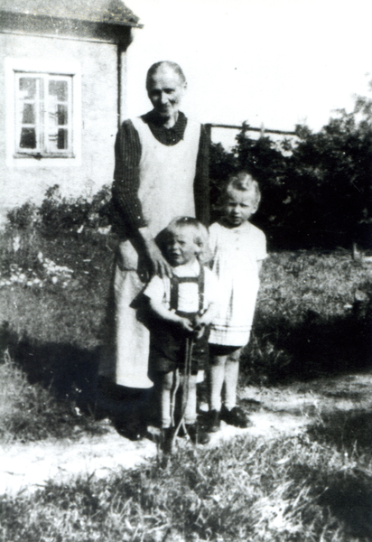 Weißenstein, Oma Glinka mit Enkeln, Werner und Evi.