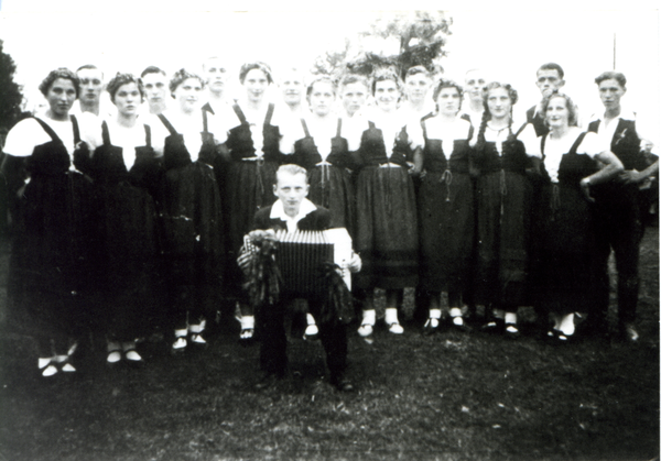Weißenstein, Erntedankfest 1936, Trachtengruppe mit Harmonikaspieler