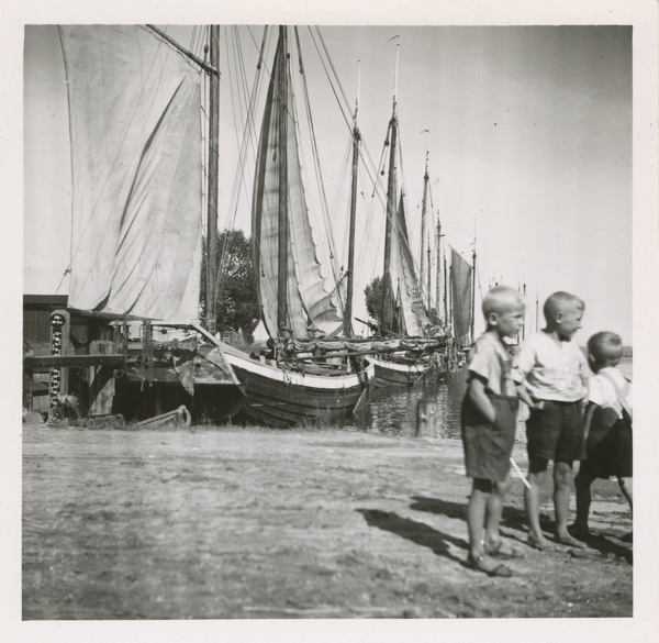 Tolkemit, Kinder im Hafen