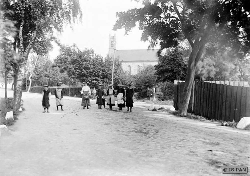Gilgenburg, Mädchen an der Straße neben der katholischen Kirche