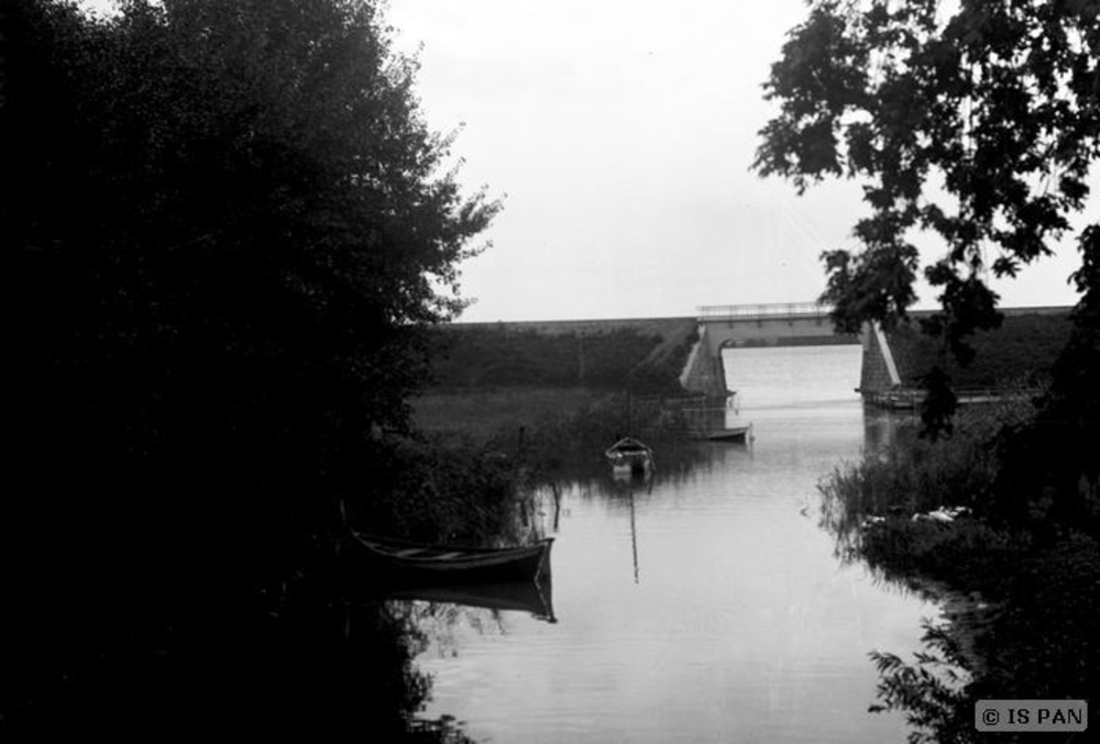 Gilgenburg, Schlosspark - Blick auf die Brücke am Seeufer