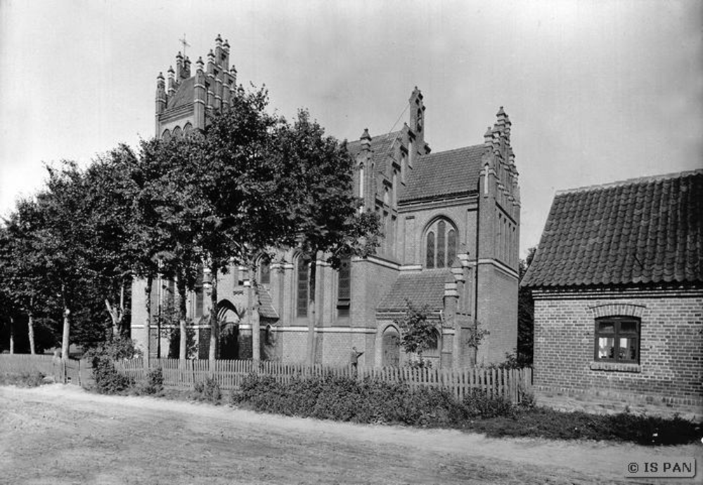 Gillau, Kath. Kirche - Ansicht von der Straßenseite