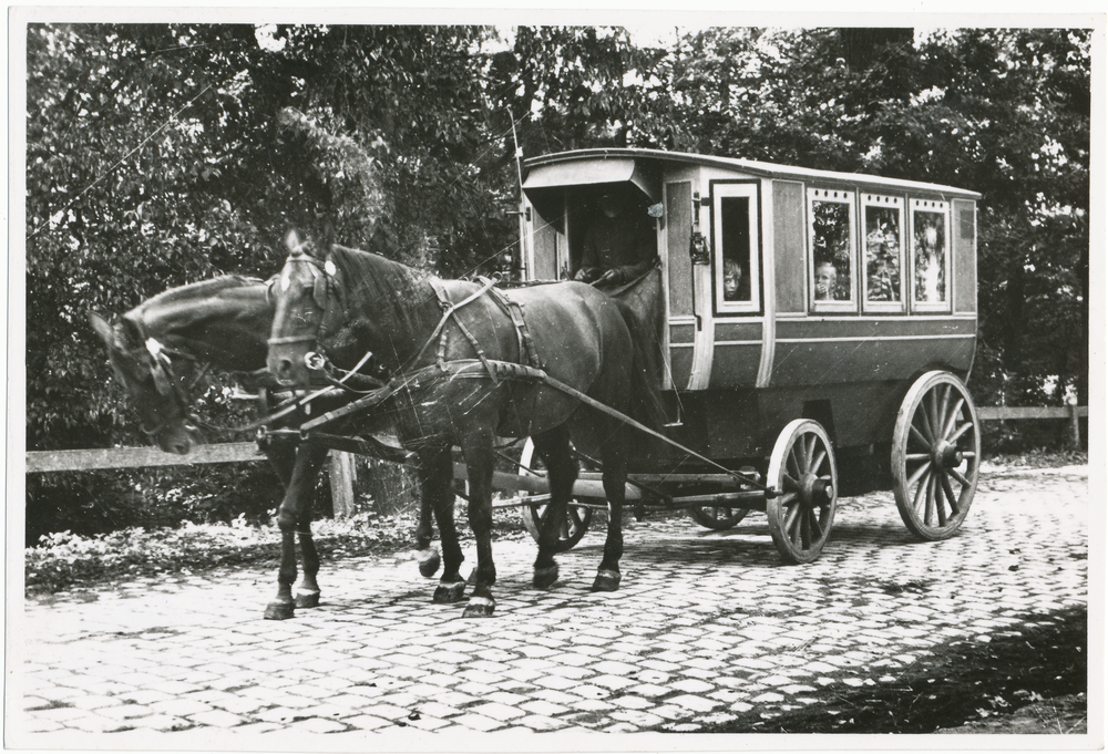 Groß Trakehnen, Schulwagen "Glas-Kutsche"