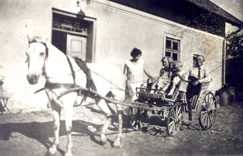 Fuchsberg Kr. Samland, Gem. Fuchsberg, Landwirt Hans Borchert mit seinen Töchter, Doris und Brigitte