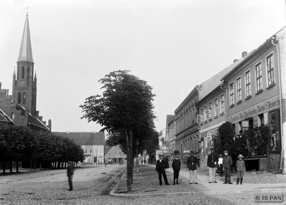 Goldap, Marktplatz mit Turm der kath. Kirche