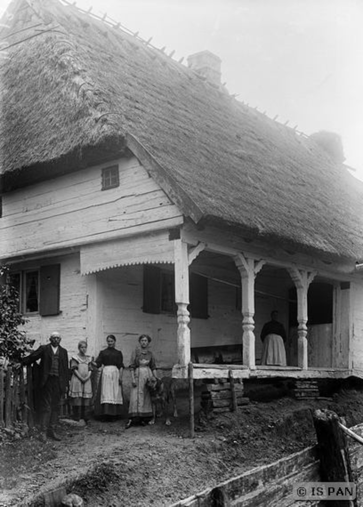 Goldbach Kr. Wehlau, Familie Thorun vor dem Laubengang ihres Hauses