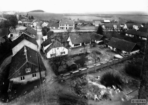 Germau, Blick vom Kirchturm auf die umliegenden Häuser, entstanden auf den Fundamenten der ehemaligen Burg