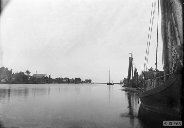 Gilge, Fischerboote mit Segeln an der Flussmündung und Siedlung am südlichen Ufer der Gilge