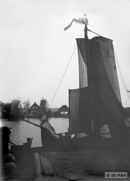 Gilge, Fischerboote mit Segeln an der Flussmündung und Siedlung am Ufer der Gilge