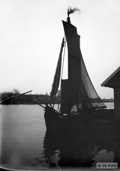 Gilge, Fischerboote mit Segeln an der Flussmündung und Siedlung am Ufer der Gilge