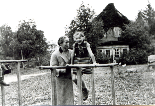 Borchersdorf Kr. Samland, Schulhof, im Hintergrund das Kantorhaus