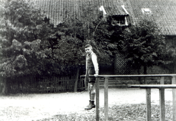 Borchersdorf Kr. Samland, das Schulgebäude hinter der Hecke, davor der Schulhof