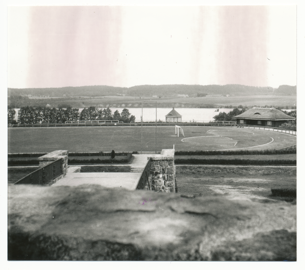 Treuburg, Blick vom Kreiskriegerdenkmal auf den Sportplatz, Badeanstalt und den See nach Osten