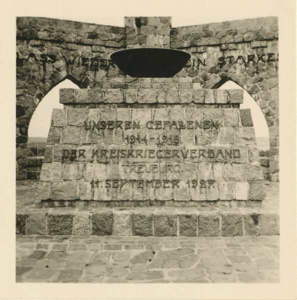 Treuburg, Kreis-Kriegerdenkmal, Gedenkstein mit Aufschrift