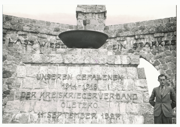 Treuburg, Kreis-Kriegerdenkmal, Gedenkstein mit Aufschrift