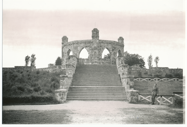 Treuburg, Kreis-Kriegerdenkmal vom Sportplatz aus gesehen