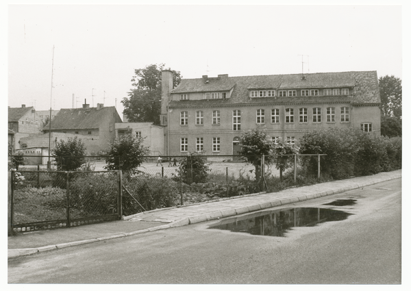 Treuburg (Olecko), Poststraße, Ehem. alte Volksschule, Hof und Rückseite