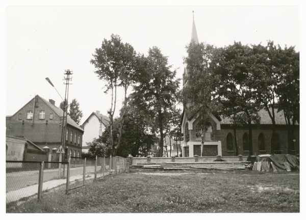 Treuburg (Olecko), Schloßstraße, Alte Kath. Kirche und Pfarrhaus (links)