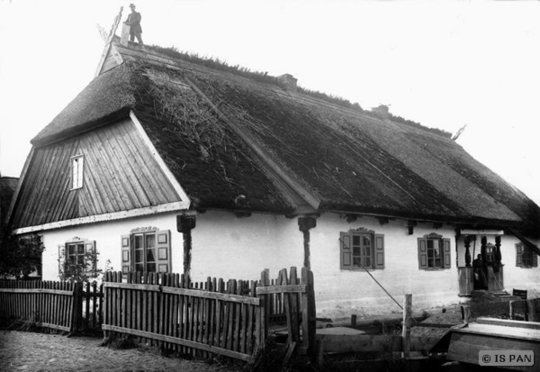 Gilge, Fischerhaus mit einer Laube und geschnitztem Rauchfang