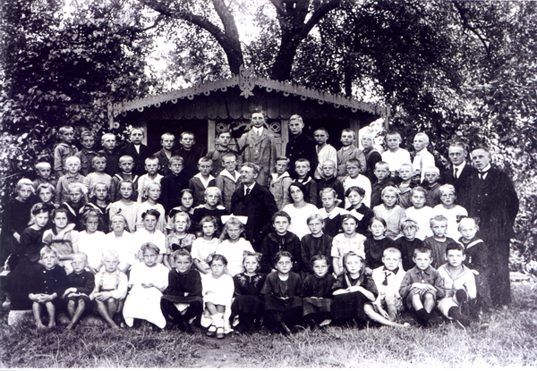 Fuchsberg Kr. Samland, Gem. Fuchsberg, Volksschule 1924, mit dem Lehrer Kornblum