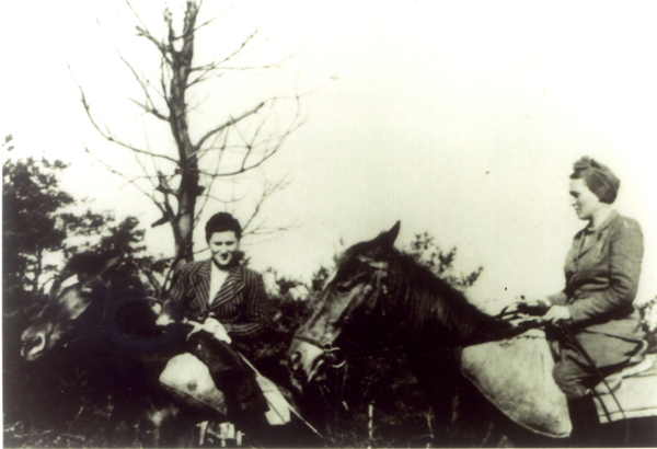 Fuchsberg Kr. Samland, Gem. Fuchsberg, Gerda und Ursel Weiß auf der Flucht 1945 von Fuchsberg nach Bremen.