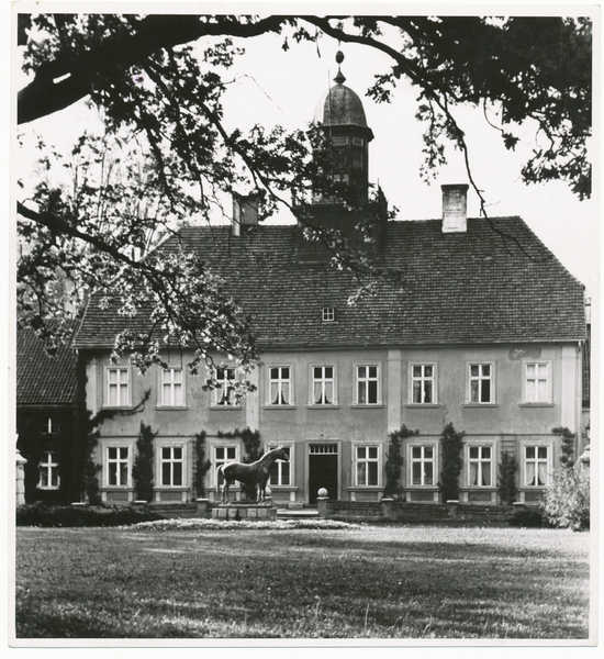 Groß Trakehnen, Schloss (Landstallmeisterhaus) mit dem Standbild des "Tempelhüter"