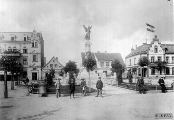 Lötzen, Ansicht des Marktes mit dem Siegesdenkmal