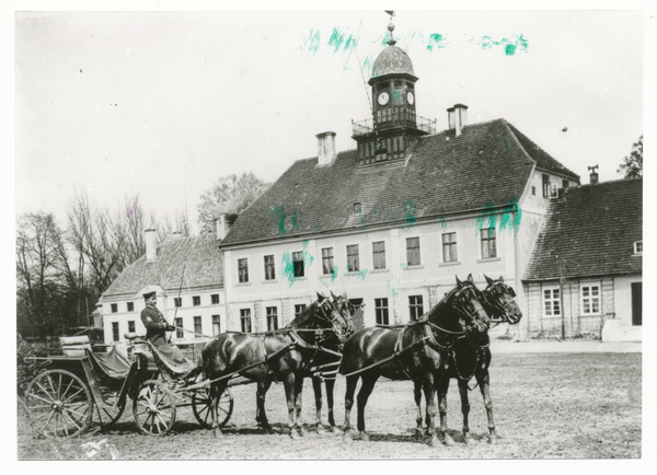 Groß Trakehnen, Schloss (Landstallmeisterhaus) mit vierspänniger Kutsche