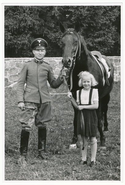 Groß Trakehnen, Gestütwärter Fritz Schimkus ?? mit Reitpferd und Mädchen