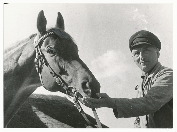 Groß Trakehnen, Gestütswärter mit Pferd
