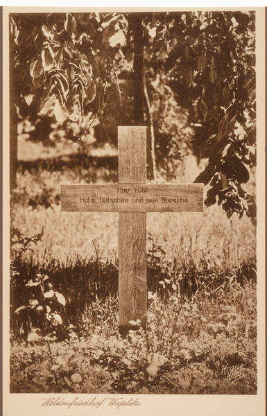 Waplitz Kr. Osterode, Ehrenfriedhof, Holzkreuz für Hptm. Dütschke und seinen Burschen