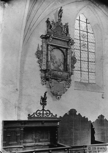 Kremitten,  Ev. Kirche - Teil der Nordwand des Chores mit Epitaph der Maria von Wallenrodt