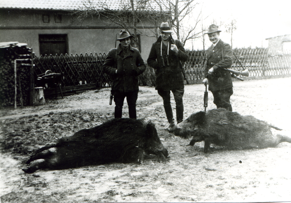 Fuchsberg Kr. Samland, Gem. Fuchsberg, Vater und Sohn Todtenhaupt und Herrn Liedtke mit 2 erlegten Wildscheine.