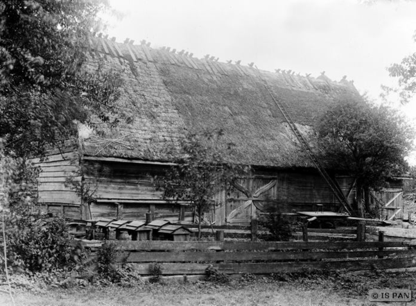 Kleefeld, Hölzernes Bauerngehöft - Blick auf die Scheune und die Imkerei