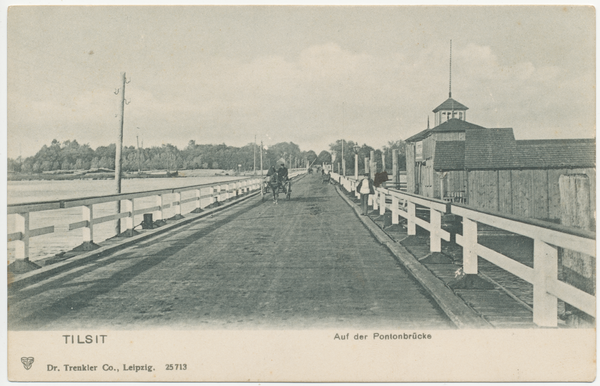 Tilsit, Alte Schiffbrücke, Blick nach Übermemel, rechts das Herrenbad