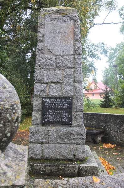 Schimonken, Gefallenendenkmal mit zweisprachiger Tafel