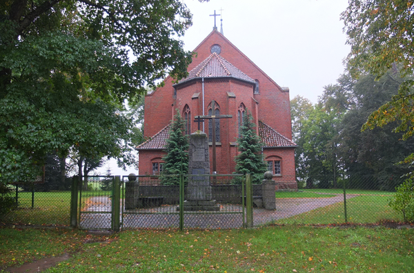 Schimonken, Kirche mit Denkmal