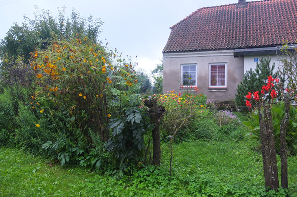 Schimonken, Haus mit Bauerngarten