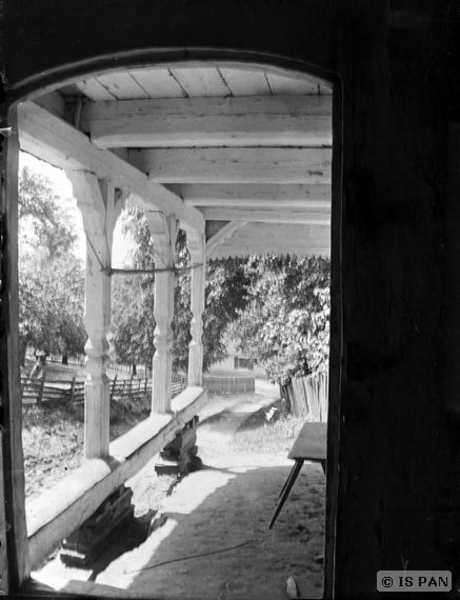 Goldbach Kr. Wehlau, Haus der Familie Thorun - Blick aus dem Haus in die Laube